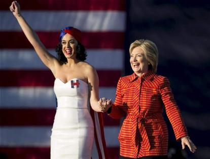 Hillary Clinton llega con la cantante Katy Perry durante un acto de campaña en Des Moines, Iowa. Estados Unidos.