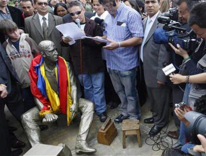 El monumento de la foto es en honor a su personaje Heriberto de la Calle, una estatua hecha por Alejandro Hernández y puesta en la calle 26 frente a la Gobernación de Cundinamarca.