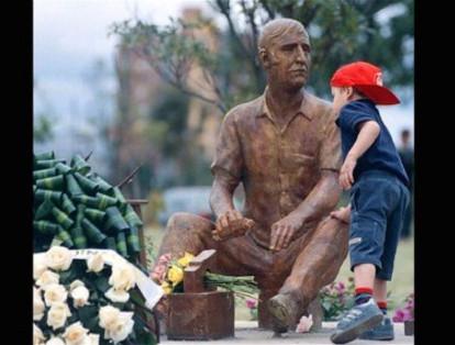 Desde el año 2000 todas las personas llenan de flores las estatuas de Jaime Garzón cada 13 de agosto para recordar el día en que lo asesinaron.