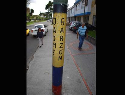 Otro lugar que recuerda a Jaime Garzón es el poste donde se estrelló el automóvil en el que iba cuando lo asesinaron.