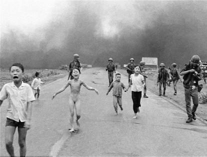 La foto, tomada en junio de 1972, muestra a varios niños corriendo tras un ataque de napalm. Le dio la vuelta al mundo pues mostraba los horrores de la Guerra de Vietnam.