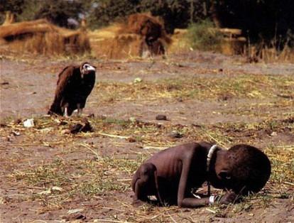 La foto, ganadora del premio Pulitzer en 1994, muestra los problemas de pobreza y desnutrición en África.