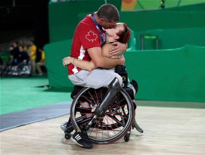 Adam Lancia abraza a su esposa Jamey Jewells después del torneo de básquet femenino sobre sillas de ruedas.