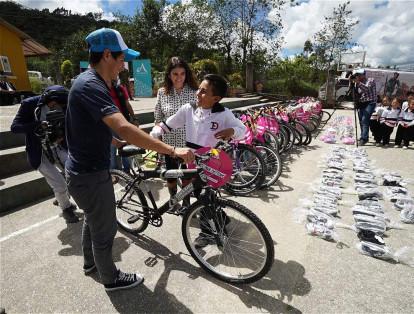 El ciclista Esteban Chaves participó de la entrega de bicicletas.
