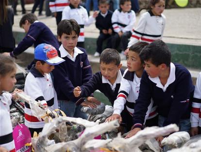 En total, fueron 46 niños a quienes les entregaron bicicletas en la escuela Diego de Torres.
