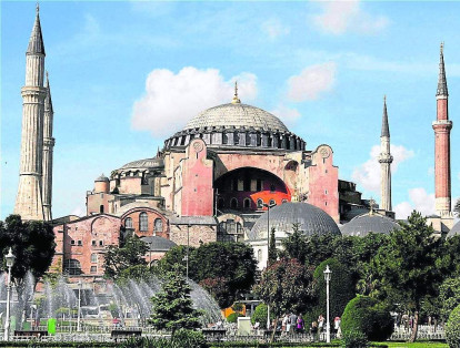 El octavo lugar es para Estambúl. La capital de Turquía recibe 12,4 millones de personas al año. La Mezquita Azul, construida en el siglo XVII, es uno de los lugares más concurridos.