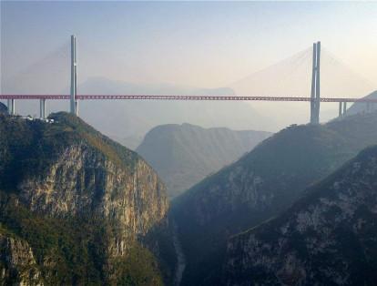 El puente Beipanjiang, elevado 565 metros sobre el cañón del río Nizhu, es el puente más alto del planeta.