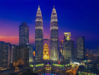Aparte de su variada gastronomía y colorida cultura, Malasia también es un destino muy asequible. Además, puede conocer las Torres Petronas, una de las construcciones más altas.