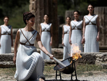 Ceremonia de encendido de la antorcha olímpica celebrada en el templo de Hera, en Grecia, en medio de una invocación al dios Apolo.