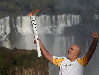 Un residente participa en el relevo de la antorcha en las Cataratas de Iguazú.