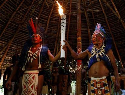 En la ciudad de Manaos, algunos indígenas participaron en una ceremonia especial con la antorcha.