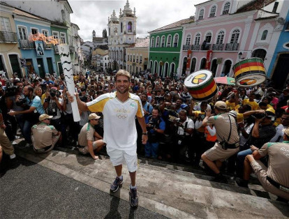 Durante el recorrido, varios deportistas llevaron la antorcha, entre ellos el atleta brasileño Marcelo Collet.