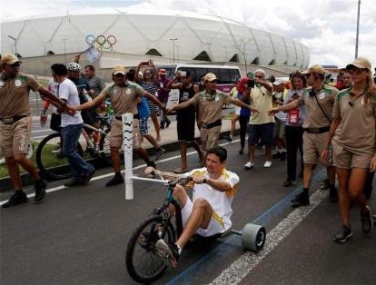 El deportista olímpico brasileño Jefferson Mascarenhas toma parte en el relevo de la antorcha en el estado de Amazonas.