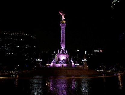 El monumento del Ángel de la Independencia, ubicado en México, se iluminó de rosa para apoyar la campaña del cuidado de cáncer de seno.