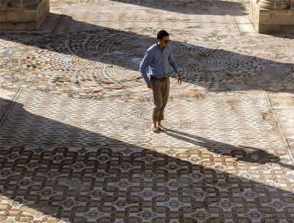 El mosaico, el más grande que se conserva en la región, se descubrió en 1943 en una excavación que duró cinco años. Luego se cubrió para impedir que el sol lo dañara.