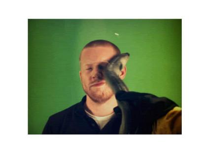 Eelslap muestra cómo golpean a un hombre en la cara con un pescado. Lo puede hacer en cámara lenta, todo depende del movimiento del ratón. (http://eelslap.com/)