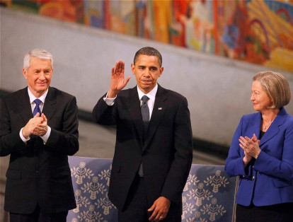 El presidente de EE. UU., Barack Obama, ganó el Nobel de paz en 2009. Fue criticado por no cerrar Guantanamo y aumentar el gasto militar.