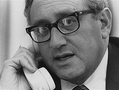 Henry Kissinger fue secretario de Estado estadounidense en los gobiernos de  Gerald Ford y Richard Nixon. Se le criticó por usar la fuerza en Camboya o alentar a la sombra a dictadores sudamericanos.