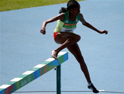 La etíope Etenesh Diro sufrió el sábado una caída múltiple junto a otras dos atletas en la carrera clasificatoria de los 3.000 metros con obstáculos de los Juegos de Río.