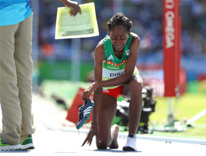 Un eco de admiración en el estadio olímpico acompañó la remontada de la etíope Diro, particularmente incómodo con su pie descalzo en el paso del foso de agua.