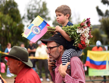 Aunque no hubo fuegos artificiales, abundaron las banderas amarillo, azul y rojo de Colombia, y otra tricolor, la verde, blanco y rojo de Boyacá.