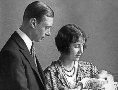 La duquesa de York en 1926, Lady Elizabeth Angela Marguerite Bowes-Lyon, sostiene a su hija recién nacida, la Princesa Elizabeth (futura reina Isabel II), junto a su marido, el duque de York.