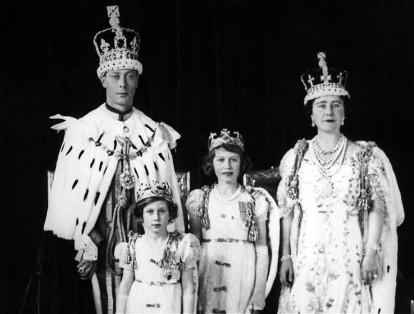 La familia de la entonces princesa Isabel (centro), de izquierda a derecha: el rey Jorge VI, su padre, la princesa Margarita, su hermana, la reina Isabel I, su madre, el 12 de mayo de 1937.