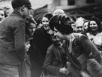 La reina Isabel, en 1941, habla con jóvenes de una zona afectada en Londres, durante la Segunda Guerra Mundial.