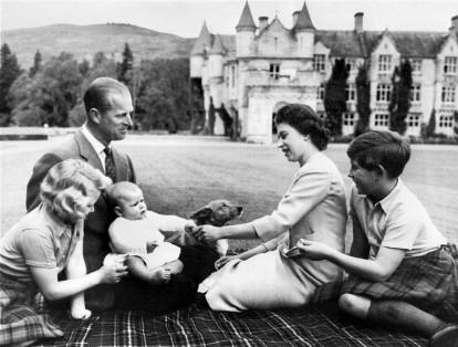 La reina Isabel II sentada junto a su esposo, el príncipe Felipe, y sus hijos: la princesa Ana, el príncipe Carlos, y el recién nacido príncipe Andrés. Foto del 8 de septiembre de 1960.