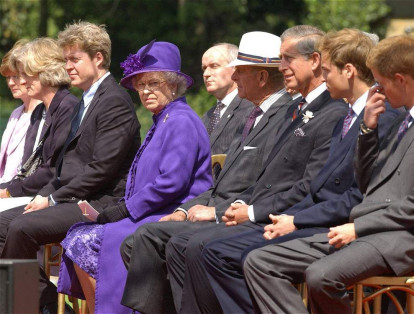 La familia de la fallecida princesa Diana y de la reina Isabel II, se sentaron juntas, en 2004, para inaugurar una fuente en homenaje a la memoria de la exesposa del príncipe Carlos.