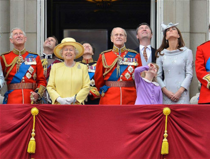 La reina celebró su cumpleaños 86 junto a su esposo, el duque de Edimburgo. En la foto, miembros de la familia real observan una revista aérea en su honor.