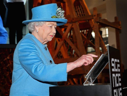 La reina Isabel II debutó en Twitter el 24 de octubre de 2014 a los 88 años. Escribió su primer tuit durante la inauguración de una galería que expuso la evolución de la tecnología.