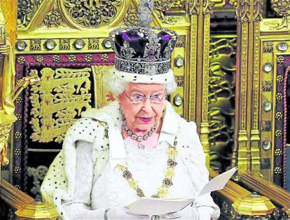 La reina Isabel II pronuncia su discurso ante la Cámara de los Lores en el palacio de Westminster, en Londres, Inglaterra, durante la apertura del Parlamento, el 27 de Mayo del 2015.
