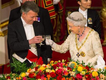 La reina Isabel II brinda con el presidente de Colombia, Juan Manuel Santos, durante un banquete en el Palacio de Buckingham, en el 2016.