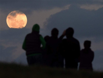 Un grupo de amigos observa la superluna en Sidney, en Australia.