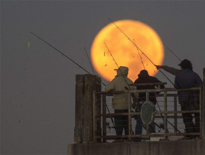 Los pescadores de Redondo Beach, en California, aprovecharon la su faena de la madrugada para apreciarla.