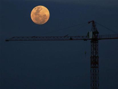 Durante este fenómeno, la luna aparece un 14 % más grande y un 30 % más luminosa. Así se vio en Santiago de Chile en la madrugada de este lunes.