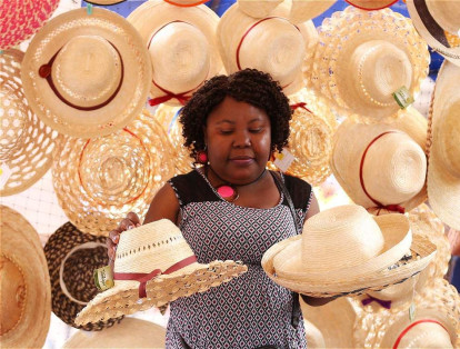 En la foto, la artesana de Timbiquí, Claudia Patricia Saa, con sus sombreros en paja.