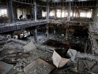 Vista general de la biblioteca de la Universidad de Mosul, quemada y destruida durante la batalla con militantes del Estado islámico.