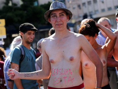 Cientos de mujeres mostraron sus pechos, luego de la polémica por la prohibición del 'topless' en una playa al sur de la capital.