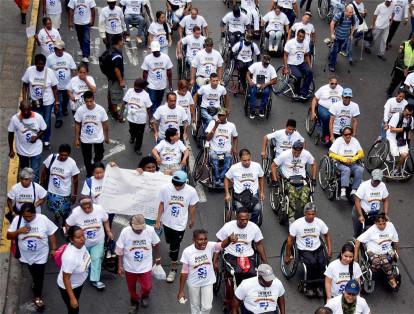 Algunos caminaron con banderas y pidieron a los colombianos tomar la decisión del voto sin polarizaciones políticas.