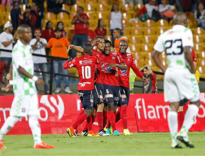 Los jugadores del Medellín celebran uno de los goles que enviaron a Chicó a la B.