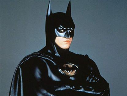 Batman Forever, en 1995, fue dirigida por Joel Schumacher, en una película que tuvo al actor Val Kilmerl, como superhéroe, y, como villanos, a El Acertijo (Jim Carrey) y Dos Caras (Tommy Lee).