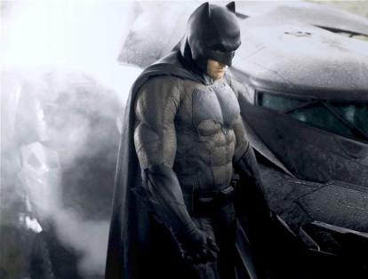 Ben Affleck y Henry Cavill interpretan a Batman y Superman, respectivamente. La película del 2016 comienza enfrentando a los héroes, que luego se unen para combatir al General Zod.