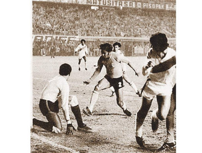 En las eliminatorias para Alemania 1974 empataron, en Bogotá, sin goles. Aquí, dos figuras colombianas del momento, Alejandro Brand y WIllington Ortíz.