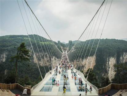 Caminar por el puente transparente puede ser la forma más parecida a "flotar" sobre esas montañas