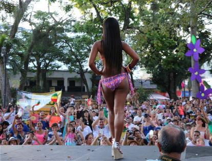 Las candidatas participaron en desfiles en vestido de baño, fantasía, típico y gala, en las principales calles del municipio.