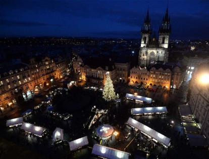 La plaza de la Ciudad Vieja, en Praga, es uno de los lugares que primero enciende sus luces en esta ciudad. Una tradición de esta región es entregar los regalos el 5 o 6 de diciembre.