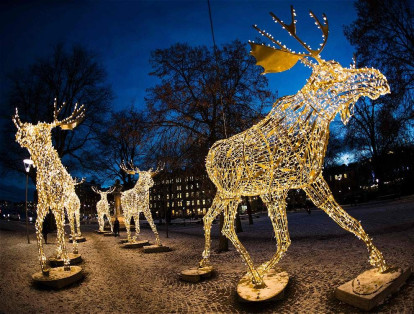 En Estocolmo se prendieron cerca de 700.000 luces. En este lugar es común encontrar decoración con formas de estrellas, renos, santas, entre otras.