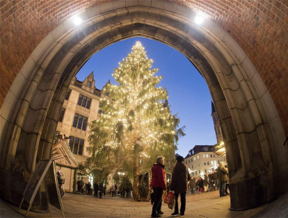 Vista del árbol de Navidad en la plaza de Hanover, Alemania.